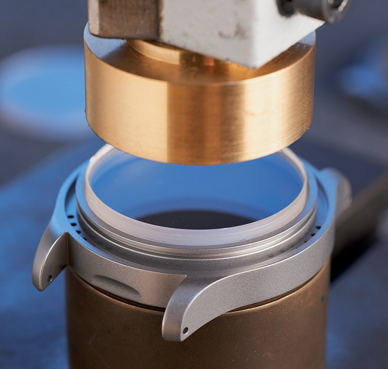 The utmost precision is required when pressing the sapphire crystal glass into the hardened watch case.