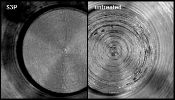 Fotografii cu butoanele AISI 316 după testul de uzură G98. Stânga: stare tratată cu S³P la 122,2 KSI (842,5 MPa); Dreapta: stare netratată la 14,3 KSI (98,6 MPa)